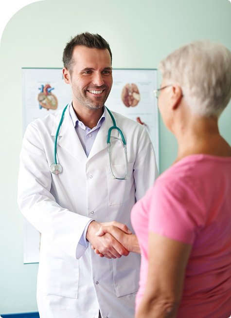 Medico y su paciente, una señora mayor